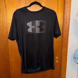 Men’s under Armour heat gear size large shirt